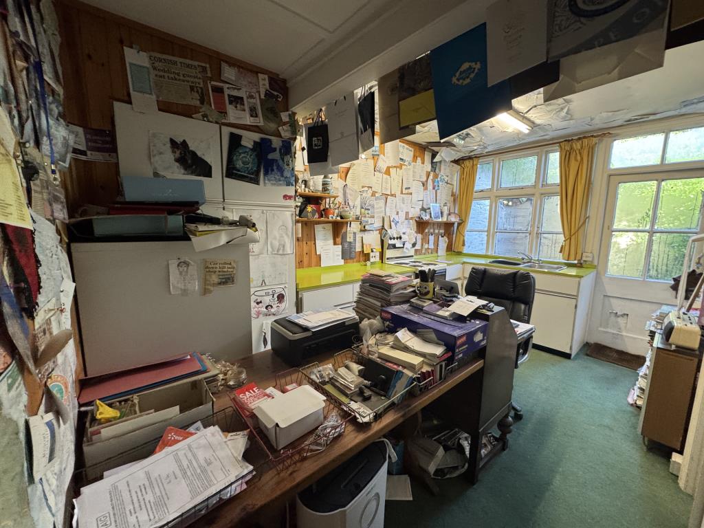 Lot: 46 - THREE STOREY TOWN CENTRE COMMERCIAL UNIT WITH POTENTIAL - First floor room